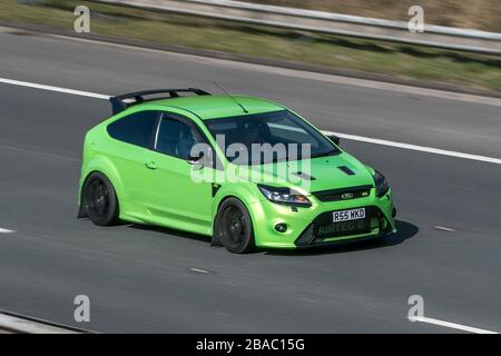 R55WKD 2010 Ford Focus RS Green Car Petrol Fahren auf der Autobahn M6 in der Nähe von Preston in Lancashire, Großbritannien Stockfoto