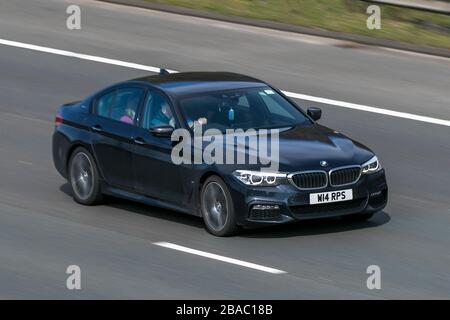 W14RPS 2018 BMW 530E M Sport Auto Black Car Hybrid Electric Fahren auf der Autobahn M6 in der Nähe von Preston in Lancashire, Großbritannien Stockfoto