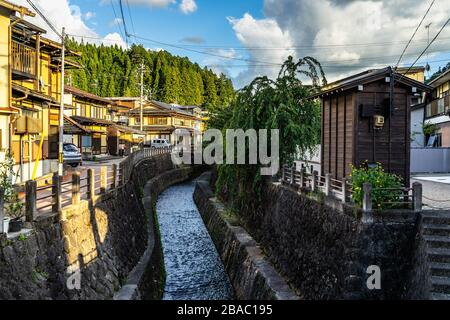 Blick auf einen malerischen kleinen Kanal in Takayama, einer schönen Altstadt im Herzen der japanischen Alpen, Präfektur Gifu Stockfoto