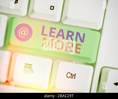 Schreiben Hinweis zeigen, erfahren Sie mehr. Business Konzept für Kenntnissen oder Fähigkeiten durch Anweisung erhebliche Lernen erworben Stockfoto