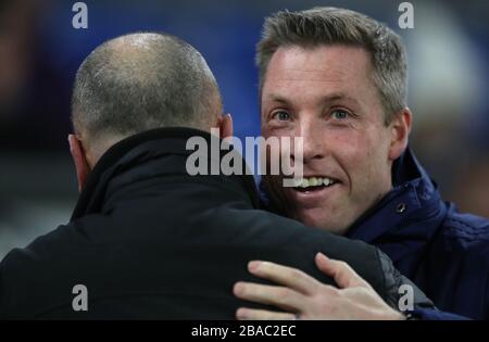 Lesemanager Mark Bowen begrüßt Cardiff City Manager Neil Harris Stockfoto