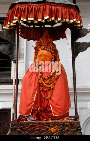 Kathmandu, Nepal. Februar 2014. Der affengott Hanuman wird zum Schutz vor der Unheiligkeit am alten Königspalast außerhalb des Tores platziert Stockfoto