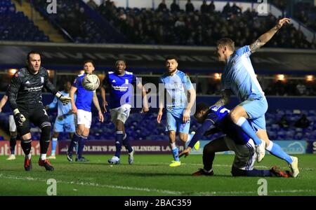 Der Kyle McFadzean (rechts) von Coventry City versucht einen Schuss aufs Tor Stockfoto