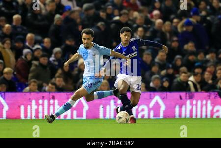 Josh Pask (links) von Coventry City und Jude Bellingham von Birmingham City kämpfen um den Ball Stockfoto