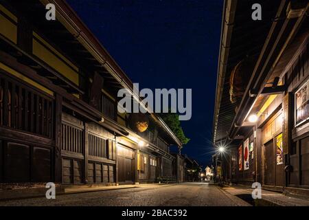 Blick auf die Sannomachi Street in Takayama, mit alten Holzgebäuden und Häusern aus der Edo-Zeit, Japan Stockfoto