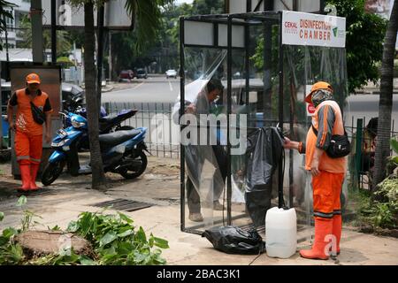 Jakarta, Indonesien. März 2020. Einwohner, die an öffentlichen Orten aktiv sein werden, nutzen die Desinfektionskammer in Blok M, Süd-Jakarta, Indonesien. In dieser Sterilisationskammer wird der gesamte Körper der Person mit Desinfektionsflüssigkeit besprüht. Diese Desinfektionsflüssigkeit dient dazu, den Corona-Virus, der an der Kleidung oder dem Körper der Person haftet, zu töten, um die Ausbreitung des Corona-Virus (COVID-19) im öffentlichen Raum zu antizipieren. (Foto von Kuncoro Widyo Ruumpoko/Pacific Press) Credit: Pacific Press Agency/Alamy Live News Stockfoto