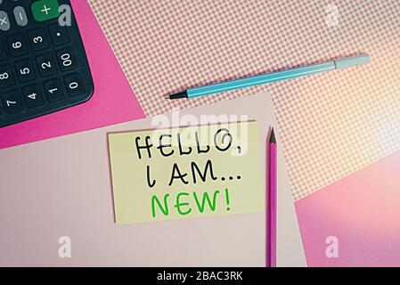 Hinweis zum Schreiben mit "Hallo, ich bin neu". Geschäftskonzept für gebrauchte Grußansagen oder Telefongespräche schreiben Geräte und Normalpapier platziert Stockfoto