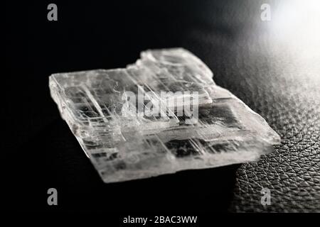 Ein sehr reiner Gipskristall auf schwarzem Leder. In Mazedonien gefunden. Abgebaut und als Dünger und Hauptzutat in vielen Formen von Gips verwendet, Stockfoto