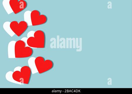 Rote Herzen auf blauem Grund, flach. Design für Valentinstag Konzepte. Stockfoto