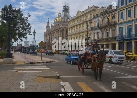 Pferdekutschenfahrten am Kapitolio-Gebäude, Havanna, Kuba Stockfoto