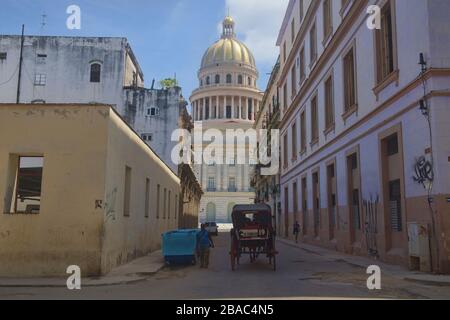 Pferdekutschenfahrten zum Capitolio-Gebäude, Havanna, Kuba Stockfoto