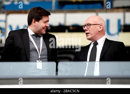 Derby County Club Besitzer Melvyn Morris (rechts) und Derby County Chief Executive Officer - Stephen Pearce (links) auf den Tribünen vor Beginn des Spiels Stockfoto