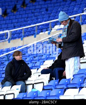 Anhänger von Coventry City vor dem Spiel gegen Bolton Wanderers im Stand Stockfoto