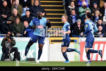 Wycombe Wanderers Adebayo Akinfenwa (links) feiert das erreichen des ersten Tores seiner Seite Stockfoto