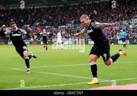 Martyn Waghorn (rechts) von Derby County feiert das erreichen des ersten Tores seiner Seite Stockfoto