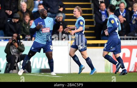 Wycombe Wanderers Adebayo Akinfenwa (links) feiert das erreichen des ersten Tores seiner Seite Stockfoto