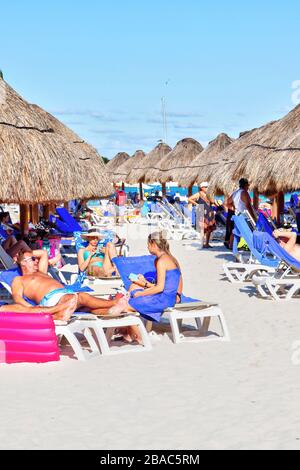 Riviera Maya, Mexiko - 28. Dezember 2019: Überfüllter Strand mit Menschen, die an der Riviera Maya an der karibischen Küste von Cancun, Mexiko spielen und sonnen Stockfoto