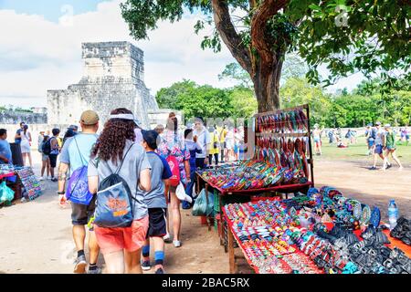 Chichen Itza, Mexiko - 23. Dezember 2019: Touristen, die in Richtung der archäologischen Stadt Chichen Itza auf der Halbinsel Yucatan in Mexiko laufen, wurden von r getroffen Stockfoto
