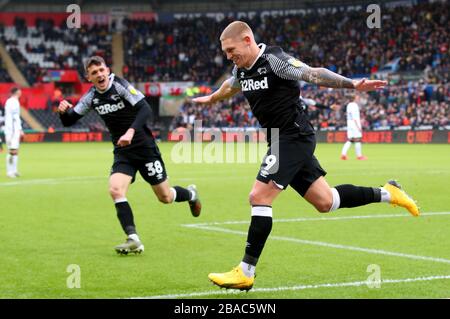 Martyn Waghorn (rechts) von Derby County feiert das erreichen des ersten Tores seiner Seite Stockfoto