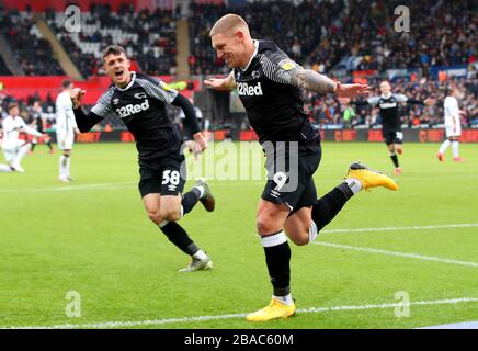 Martyn Waghorn (rechts) von Derby County feiert das erreichen des ersten Tores seiner Seite Stockfoto