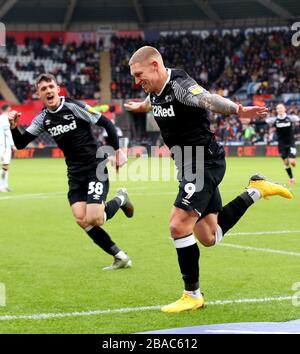 Martyn Waghorn (rechts) von Derby County feiert das erreichen des ersten Tores seiner Seite Stockfoto