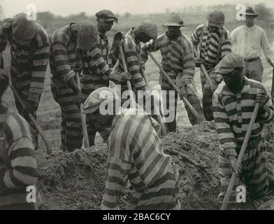 Gefängnisarbeit Crew im amerikanischen Süden, 1929-30, von Doris Ulmann. Die Chain Gang von 9 Arbeiter graben, als eine Wache mit einem Gewehr an schaut (BSLOC 2017 20 73)