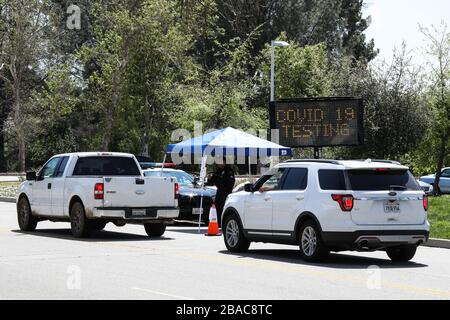 Pacoima, Vereinigte Staaten. März 2020. PACOIMA, LOS ANGELES, KALIFORNIEN, USA - 26. MÄRZ: Autos warten bis zum Eingang eines Coronavirus COVID-19-Testzentrums im Hansen Dam Park am 26. März 2020 in Pacoima, Los Angeles, Kalifornien, USA. Kalifornien, der bevölkerungsreichste US-Staat, war einer der schlimmsten Folgen während der Pandemie. (Foto von Xavier Collin/Image Press Agency) Credit: Image Press Agency/Alamy Live News Stockfoto