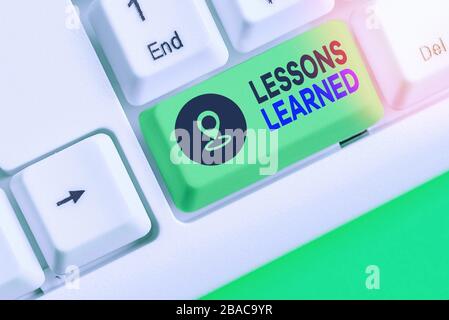 Schreiben Hinweis Übersicht Lektionen gelernt. Business Konzept für das Wissen oder Verständnis von Erfahrungen Stockfoto
