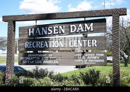 Pacoima, Vereinigte Staaten. März 2020. PACOIMA, LOS ANGELES, KALIFORNIEN, USA - 26. MÄRZ: Schild am Hansen Dam Recreation Center am Eingang eines Coronavirus COVID-19-Testzentrums im Hansen Dam Park am 26. März 2020 in Pacoima, Los Angeles, Kalifornien, USA. Kalifornien, der bevölkerungsreichste US-Staat, war einer der schlimmsten Folgen während der Pandemie. (Foto von Xavier Collin/Image Press Agency) Credit: Image Press Agency/Alamy Live News Stockfoto