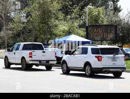 Pacoima, Vereinigte Staaten. März 2020. PACOIMA, LOS ANGELES, KALIFORNIEN, USA - 26. MÄRZ: Autos warten bis zum Eingang eines Coronavirus COVID-19-Testzentrums im Hansen Dam Park am 26. März 2020 in Pacoima, Los Angeles, Kalifornien, USA. Kalifornien, der bevölkerungsreichste US-Staat, war einer der schlimmsten Folgen während der Pandemie. (Foto von Xavier Collin/Image Press Agency) Credit: Image Press Agency/Alamy Live News Stockfoto