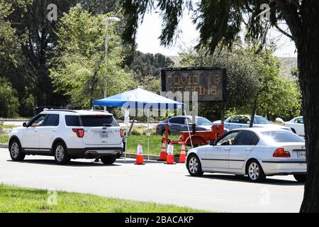 Pacoima, Vereinigte Staaten. März 2020. PACOIMA, LOS ANGELES, KALIFORNIEN, USA - 26. MÄRZ: Autos warten bis zum Eingang eines Coronavirus COVID-19-Testzentrums im Hansen Dam Park am 26. März 2020 in Pacoima, Los Angeles, Kalifornien, USA. Kalifornien, der bevölkerungsreichste US-Staat, war einer der schlimmsten Folgen während der Pandemie. (Foto von Xavier Collin/Image Press Agency) Credit: Image Press Agency/Alamy Live News Stockfoto