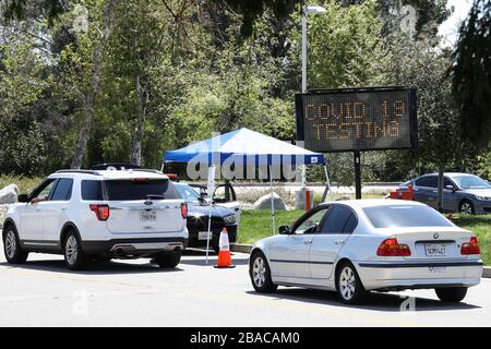 Pacoima, Vereinigte Staaten. März 2020. PACOIMA, LOS ANGELES, KALIFORNIEN, USA - 26. MÄRZ: Autos warten bis zum Eingang eines Coronavirus COVID-19-Testzentrums im Hansen Dam Park am 26. März 2020 in Pacoima, Los Angeles, Kalifornien, USA. Kalifornien, der bevölkerungsreichste US-Staat, war einer der schlimmsten Folgen während der Pandemie. (Foto von Xavier Collin/Image Press Agency) Credit: Image Press Agency/Alamy Live News Stockfoto