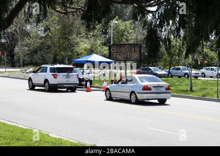 Pacoima, Vereinigte Staaten. März 2020. PACOIMA, LOS ANGELES, KALIFORNIEN, USA - 26. MÄRZ: Autos warten bis zum Eingang eines Coronavirus COVID-19-Testzentrums im Hansen Dam Park am 26. März 2020 in Pacoima, Los Angeles, Kalifornien, USA. Kalifornien, der bevölkerungsreichste US-Staat, war einer der schlimmsten Folgen während der Pandemie. (Foto von Xavier Collin/Image Press Agency) Credit: Image Press Agency/Alamy Live News Stockfoto