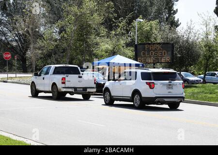 Pacoima, Vereinigte Staaten. März 2020. PACOIMA, LOS ANGELES, KALIFORNIEN, USA - 26. MÄRZ: Autos warten bis zum Eingang eines Coronavirus COVID-19-Testzentrums im Hansen Dam Park am 26. März 2020 in Pacoima, Los Angeles, Kalifornien, USA. Kalifornien, der bevölkerungsreichste US-Staat, war einer der schlimmsten Folgen während der Pandemie. (Foto von Xavier Collin/Image Press Agency) Credit: Image Press Agency/Alamy Live News Stockfoto