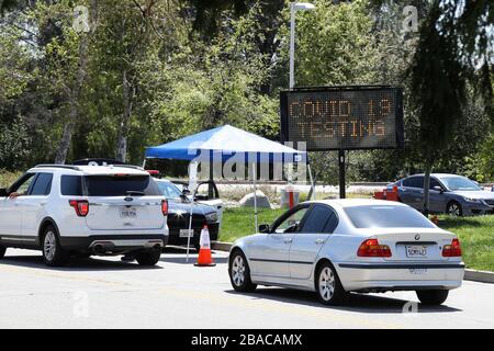 Pacoima, Vereinigte Staaten. März 2020. PACOIMA, LOS ANGELES, KALIFORNIEN, USA - 26. MÄRZ: Autos warten bis zum Eingang eines Coronavirus COVID-19-Testzentrums im Hansen Dam Park am 26. März 2020 in Pacoima, Los Angeles, Kalifornien, USA. Kalifornien, der bevölkerungsreichste US-Staat, war einer der schlimmsten Folgen während der Pandemie. (Foto von Xavier Collin/Image Press Agency) Credit: Image Press Agency/Alamy Live News Stockfoto