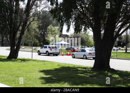 Pacoima, Vereinigte Staaten. März 2020. PACOIMA, LOS ANGELES, KALIFORNIEN, USA - 26. MÄRZ: Autos warten bis zum Eingang eines Coronavirus COVID-19-Testzentrums im Hansen Dam Park am 26. März 2020 in Pacoima, Los Angeles, Kalifornien, USA. Kalifornien, der bevölkerungsreichste US-Staat, war einer der schlimmsten Folgen während der Pandemie. (Foto von Xavier Collin/Image Press Agency) Credit: Image Press Agency/Alamy Live News Stockfoto