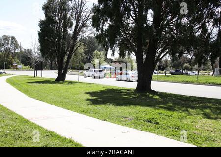 Pacoima, Vereinigte Staaten. März 2020. PACOIMA, LOS ANGELES, KALIFORNIEN, USA - 26. MÄRZ: Autos warten bis zum Eingang eines Coronavirus COVID-19-Testzentrums im Hansen Dam Park am 26. März 2020 in Pacoima, Los Angeles, Kalifornien, USA. Kalifornien, der bevölkerungsreichste US-Staat, war einer der schlimmsten Folgen während der Pandemie. (Foto von Xavier Collin/Image Press Agency) Credit: Image Press Agency/Alamy Live News Stockfoto