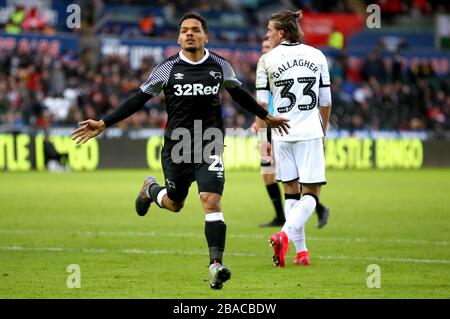 Duane Holmes (links) von Derby County feiert das zweite Tor seiner Seite Stockfoto