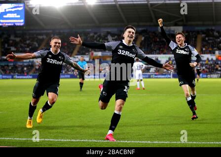 Tom Lawrence (Center) von Derby County feiert das erreichen des dritten Tores seiner Seite Stockfoto