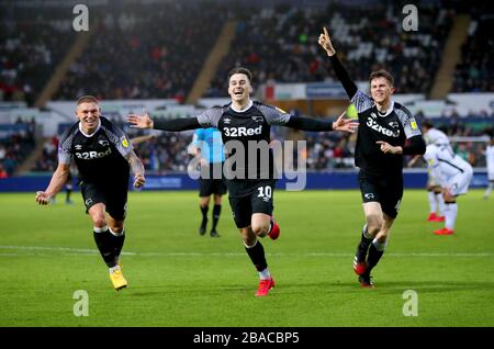 Tom Lawrence (Center) von Derby County feiert das erreichen des dritten Tores seiner Seite Stockfoto