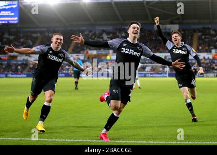 Tom Lawrence (Center) von Derby County feiert das erreichen des dritten Tores seiner Seite Stockfoto