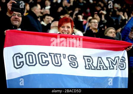 Ein Derby County Fan auf den Tribünen hält ein Cocu's Rams Banner auf, als sie die Ergebnisse am Ende des Spiels feiert Stockfoto