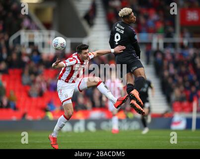 Die Kämpfe von Danny Batth (links) von Stoke City und Lyle Taylor von Charlton Athletic um den Ball während des Sky Bet Championship Matches im BET365 Stadium Stockfoto