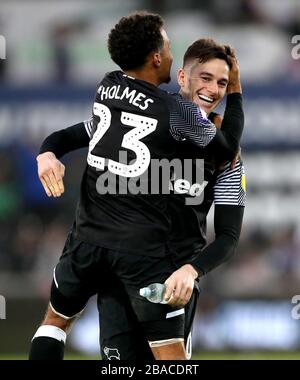 Duane Holmes (links) von Derby County feiert am Ende des Spiels mit Tom Lawrence Stockfoto