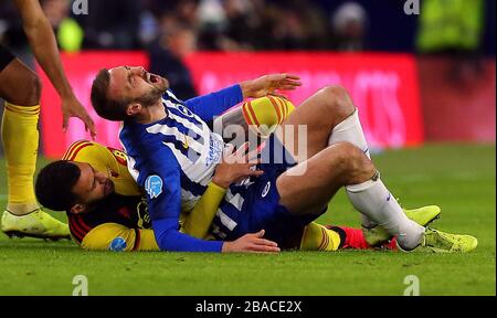 Watfords Etienne Capoue und Brighton sowie Hove Albions Glenn Murray reagieren nach einer Herausforderung Stockfoto