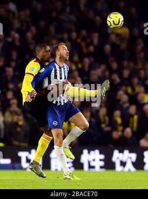 Brighton und Hove Albions Glenn Murray (rechts) und Watfords Christian Kabasele kämpfen um den Ball Stockfoto