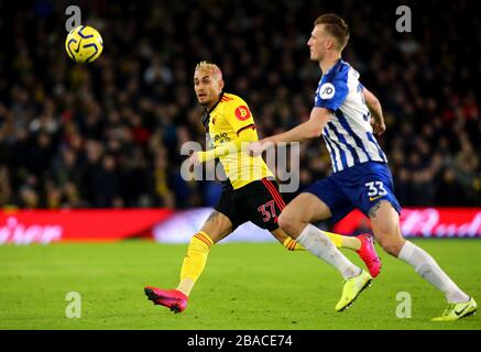 Watfords Roberto Pereyra (links) und Brighton und Hove Albion's Dan Burn Stockfoto