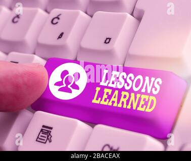 Lektion beim Schreiben von Handschriftertext Gelernt. Konzeptfoto das Wissen oder Verständnis, das durch Erfahrung gewonnen wurde Stockfoto