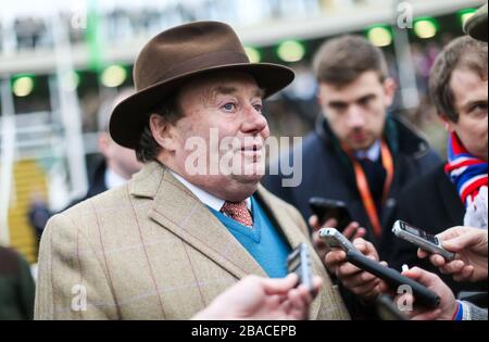 Trainer Nicky Henderson beim Festival Trials Day auf der Cheltenham Racecourse. Stockfoto