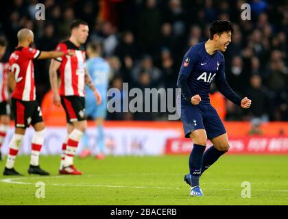 Tottenham's Son Heung-Min (links) feiert sein erstes Tor der Partie Stockfoto